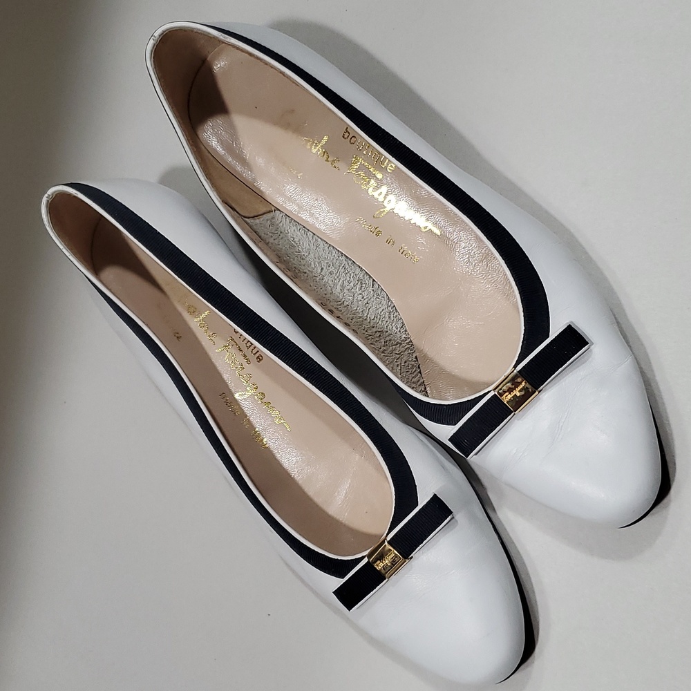 Salvatore Ferragamo Listona White Leather & Blue Classic Bowtie 1" Heel Pump